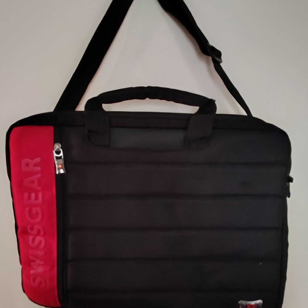 SwissGear Laptop Mesh/Nylon Laptop Travel Bag.      12"H X 17"L.